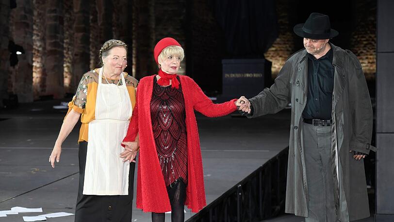 Zurück auf der Bühne: Ingrid Steeger (M.) mit Marianne Sägebrecht und Markus Majowski bei der "Prozess"-Premiere.