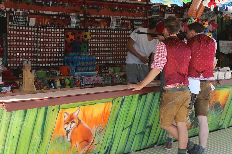 Zwei Burschen beim Schießen.