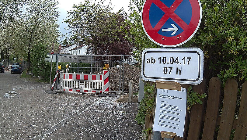 Nach den Ausgrabungen des Sprengstoffs in Freimann liegt jede Menge Schutt auf der Straße.