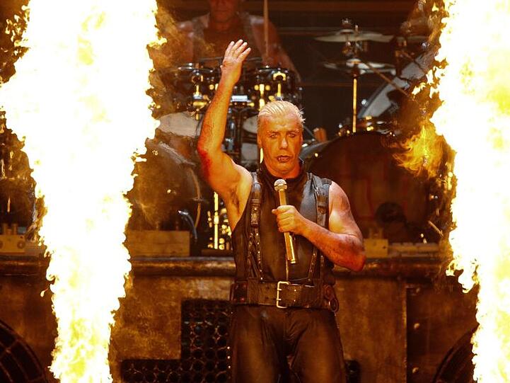 Till Lindemann und seine Band Rammstein haben mit ihrem neuen Video heftige Proteste ausgelöst.