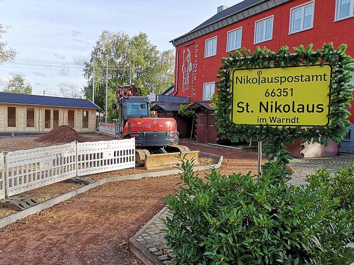 Neben dem Nikolauspostamt wird ein Holzhaus gebaut, in dem künftig der Nikolaus die Briefe von Kindern aus aller Welt beantworten wird.
