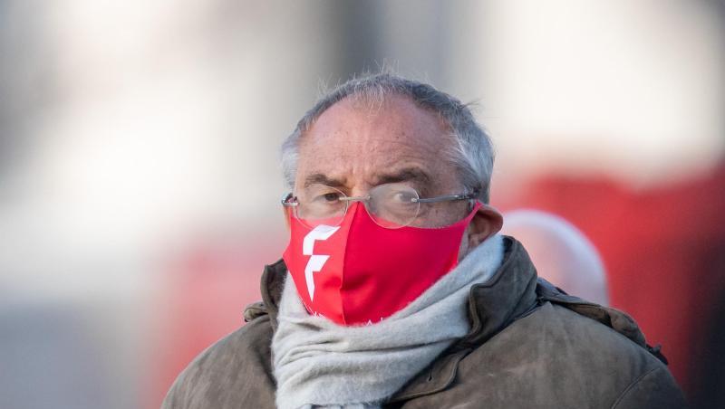 Felix Magath mit Mundschutz.