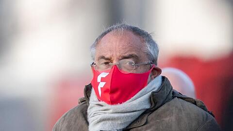 Felix Magath mit Mundschutz.