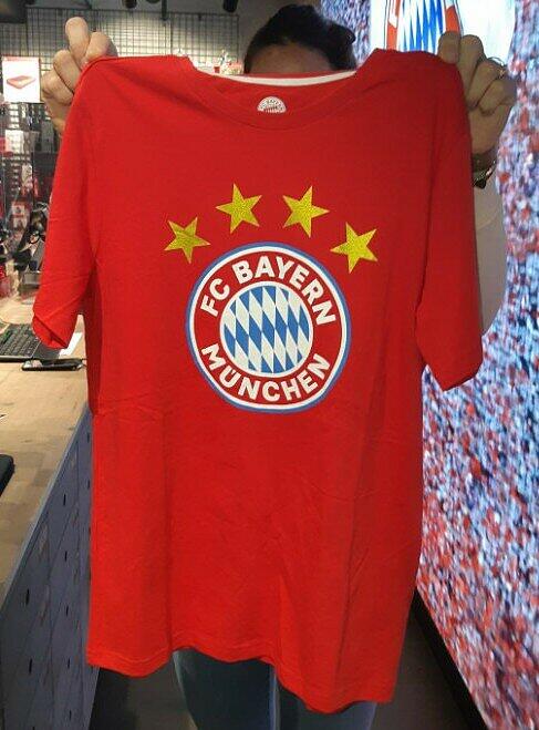 Dieses T-Shirt wollte der Mann stehlen. Dieses T-Shirt wollte der Mann stehlen.