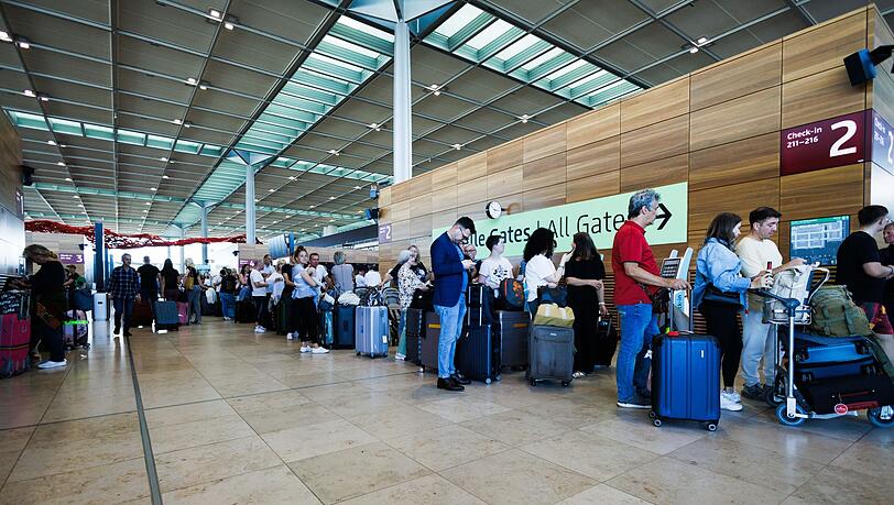 Auch am Montag müssen Reisende am Berliner Flughafen BER mit Verspätungen und Wartezeiten rechnen.