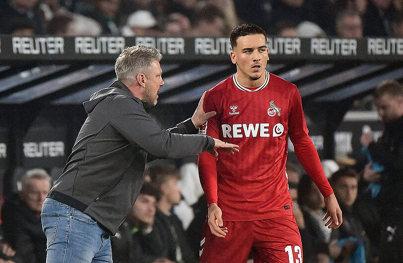 Ich brauche dich als "Spielentscheider": K&ouml;lns Trainer Lukas Kwasniok (l.) gibt Said El Mala Anweisungen.