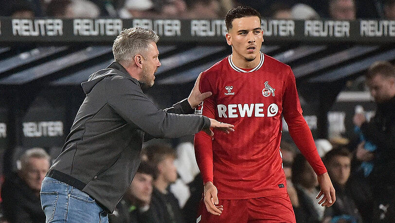 Ich brauche dich als "Spielentscheider": K&ouml;lns Trainer Lukas Kwasniok (l.) gibt Said El Mala Anweisungen.