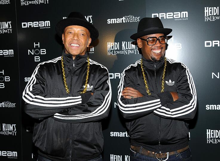Diese Herren haben gleich ganz auf den Versuch einer Halloween-Anspielung verzichtet: die Produzenten Russell Simmons (links) und Andre Harrell ähnelten mehr den Hip-Hop-Urvätern Run DMC als einem Zombie.