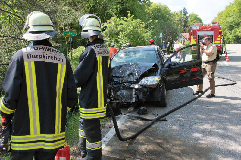 Auch der Pkw ist heftig deformiert...