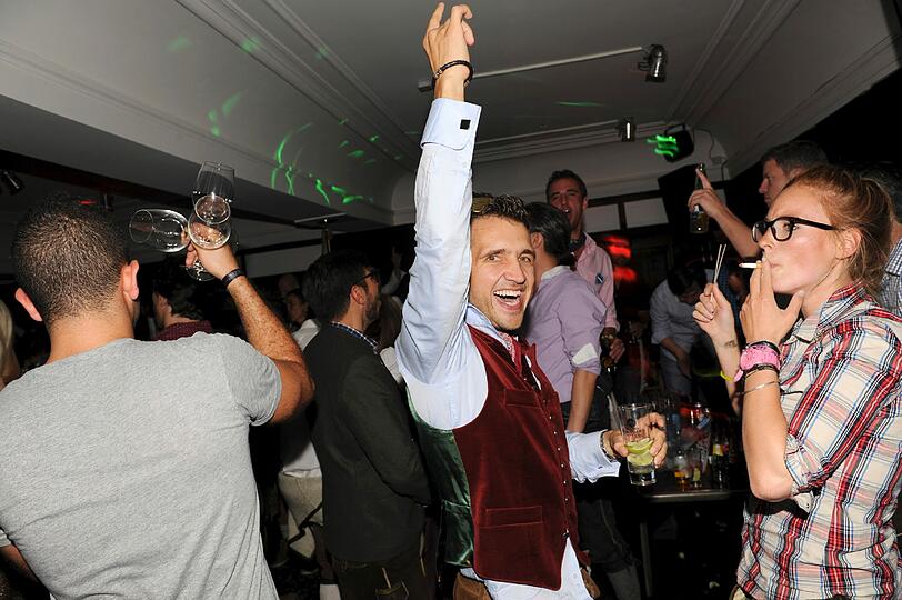 Bei der Closer Party im Käferzelt feiern die Promis ausgelassen.