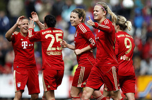 FC Bayern Frauenfußball: Ein überraschendes 2:0 im Pokalfinale gegen den 1. FFC Frankfurt in Köln: Die Kickerinnen um Torfrau Kathrin Längert holten für den Rekordmeister den einzigen Bayern-Titel in diesem Jahr.