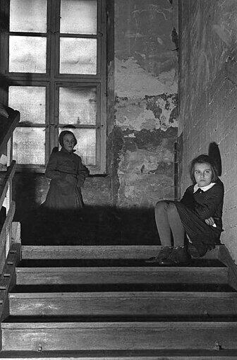Ein sehr melancholisches Bild: Zwei Mädchen im Treppenhaus.