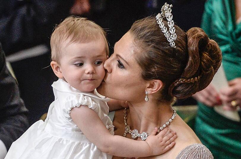 Sind sie nicht süß? Prinzessin Viktoria schmust mit ihrer fast zwei Jahre alten Tochter Estelle