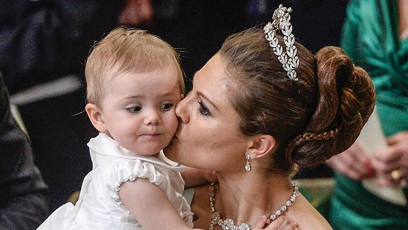 Sind sie nicht süß? Prinzessin Viktoria schmust mit ihrer fast zwei Jahre alten Tochter Estelle Sind sie nicht süß? Prinzessin Viktoria schmust mit ihrer fast zwei Jahre alten Tochter Estelle