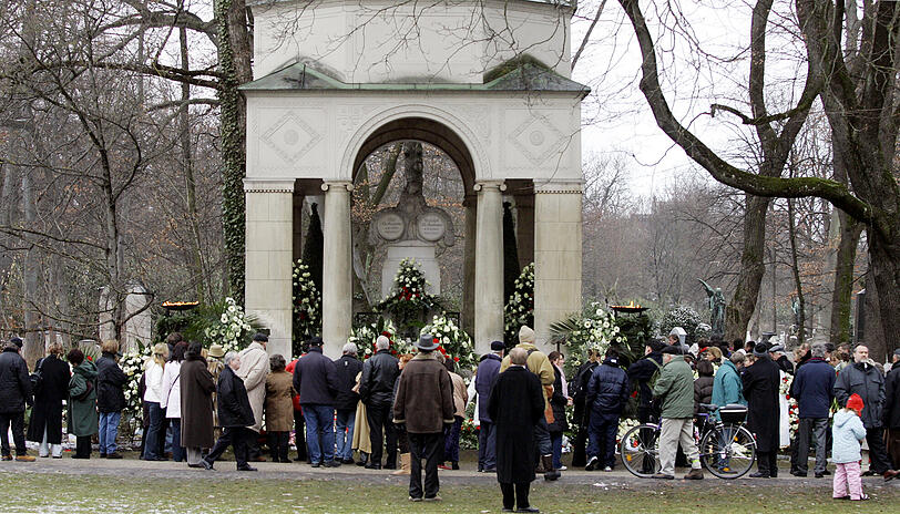15.000 Menschen gaben Rudolph Moshammer das Geleit zum Mausoleum, in dem bereits seine Mutter Else begraben liegt.