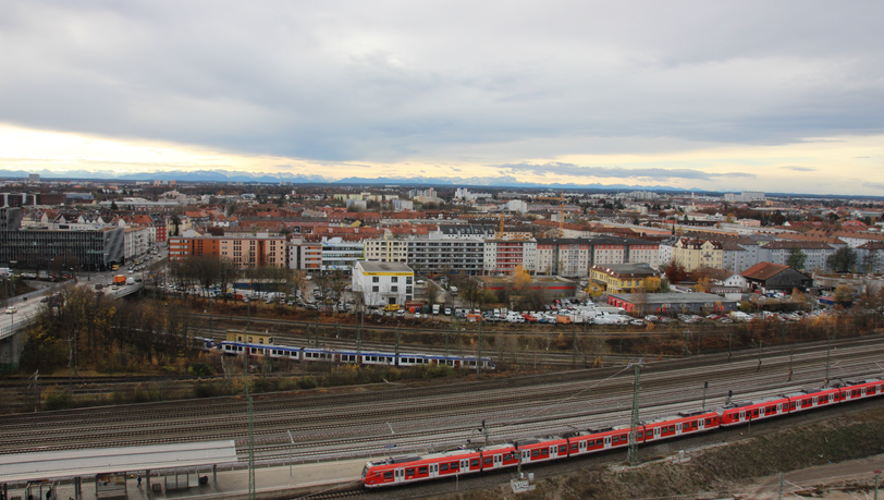 Aus dem Fenster kann man den Zügen nachschauen, im Hintergrund leuchten die Alpen. Aus dem Fenster kann man den Zügen nachschauen, im Hintergrund leuchten die Alpen.