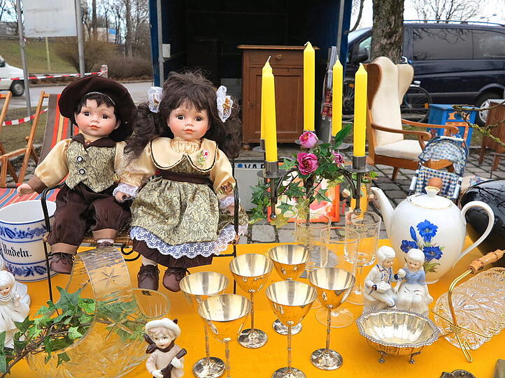 An diesem Flohmarktstand findet offenbar ein Dinner for two statt.
