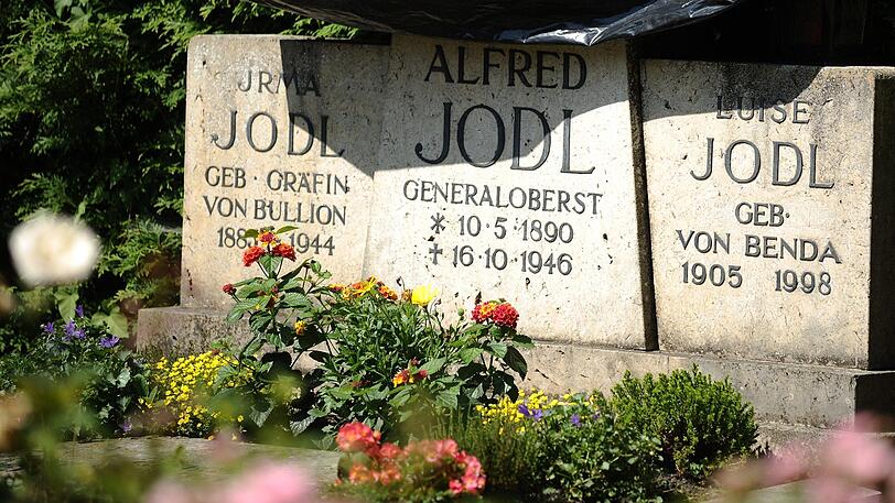 Das Grab von Generaloberst Alfred Jodl ist auf dem Friedhof auf der Fraueninsel im Chiemsee.