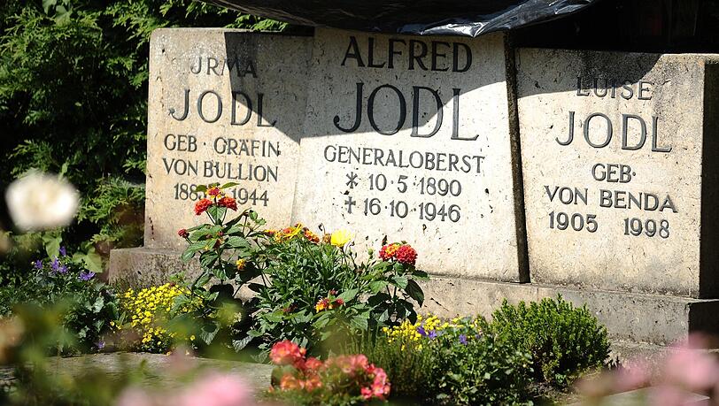Das Grab von Generaloberst Alfred Jodl ist auf dem Friedhof auf der Fraueninsel im Chiemsee. Das Grab von Generaloberst Alfred Jodl ist auf dem Friedhof auf der Fraueninsel im Chiemsee.