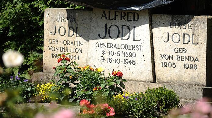 Das Grab von Generaloberst Alfred Jodl ist auf dem Friedhof auf der Fraueninsel im Chiemsee.