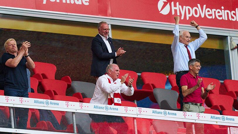Dauergast in der Allianz Arena: Jubilar Stoiber (oben r.), mit den Bayern-Größen (v.l.) Rummenigge, Hoeneß und Hainer.