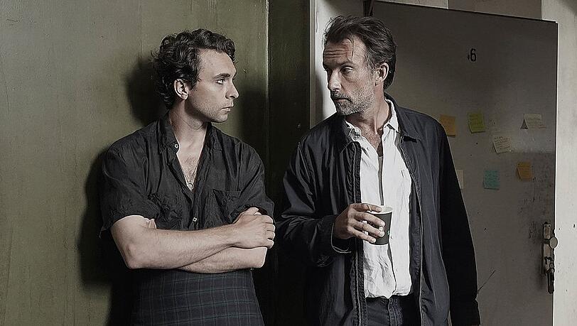 "Polizeiruf 110: Hildes Erbe": Kommissaranwärter Vincent Ross (André Kaczmarczyk, l.) und Kriminalhauptkommissar Adam Raczek (Lucas Gregorowicz) am Tatort.