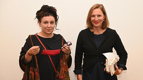 Literaturhaus-Leiterin Tanja Graf (rechts) mit der polnischen Nobelpreisträgerin Olga Tokarczuk. Die Autorin wird im Herbst erneut im Literaturhaus auftreten.