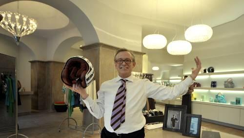 Wieder fröhlich: Gerhard Meir in seinem neuen Salon, der jetzt Departement-Store heißt. Wieder fröhlich: Gerhard Meir in seinem neuen Salon, der jetzt Departement-Store heißt.