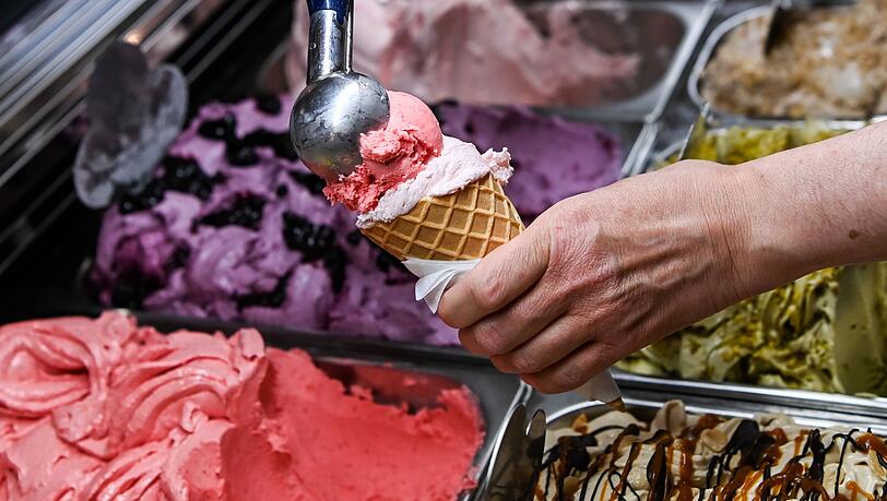 Laut Umfrage bestellen die meisten Verbraucher in Deutschland zwei bis drei Kugeln in der Eisdiele.