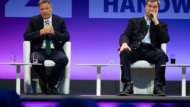 Große Liebe sieht anders aus: der Grüne Robert Habeck (l.) und Bayerns Ministerpräsident Markus Söder (CSU) bei einer Veranstaltung der Internationalen Handwerksmesse.