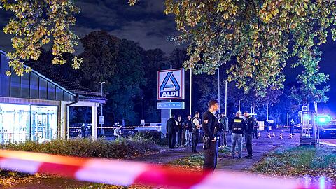 Mindestens eine Person wurde verletzt und in ein Krankenhaus gebracht.