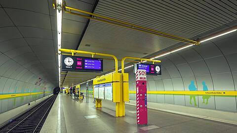 S&auml;ulenlos und silbern: An der Station Schwanthalerh&ouml;he halten derzeit keine Fahrzeuge.