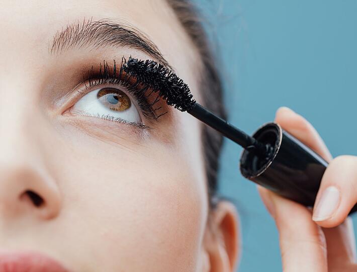 Sie träumen von einem betörenden Augenaufschlag mit ewig langen, voluminösen Wimpern? Dann können Sie lange träumen, solange Sie Mascara falsch anwenden! Anstatt wild und grob rumzutuschen, sollten Sie lieber so vorgehen: Halten Sie die Mascara gegen den Wimpernansatz und versuchen Sie mit Zick-Zack-Bewegungen vorsichtig bis zu den Spitzen Ihrer Wimpern zu gelangen. Sie träumen von einem betörenden Augenaufschlag mit ewig langen, voluminösen Wimpern? Dann können Sie lange träumen, solange Sie Mascara falsch anwenden! Anstatt wild und grob rumzutuschen, sollten Sie lieber so vorgehen: Halten Sie die Mascara gegen den Wimpernansatz und versuchen Sie mit Zick-Zack-Bewegungen vorsichtig bis zu den Spitzen Ihrer Wimpern zu gelangen.