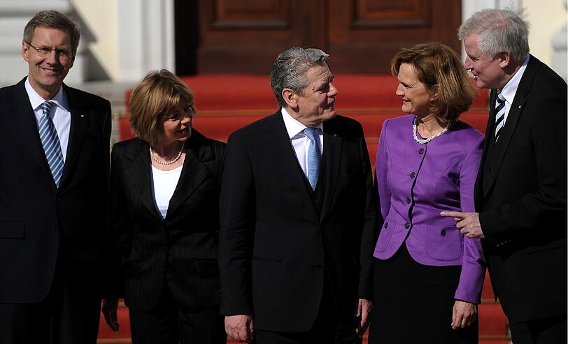 Während sich die Seehofers angeregt mit dem Bundespräsidentenpaar unterhalten, strahlt Christian Wulff mit sich selbst um die Wette.