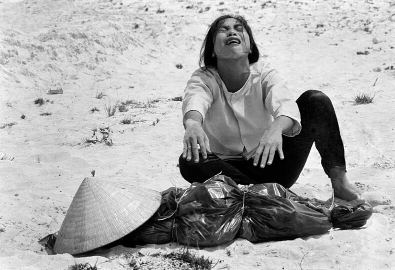 Eine südvietnamesische Frau trauert über der Leiche ihres Ehemannes, die mit 47 anderen in einem Massengrab bei Hue gefunden wurde. Das Bild entstand im April 1969.