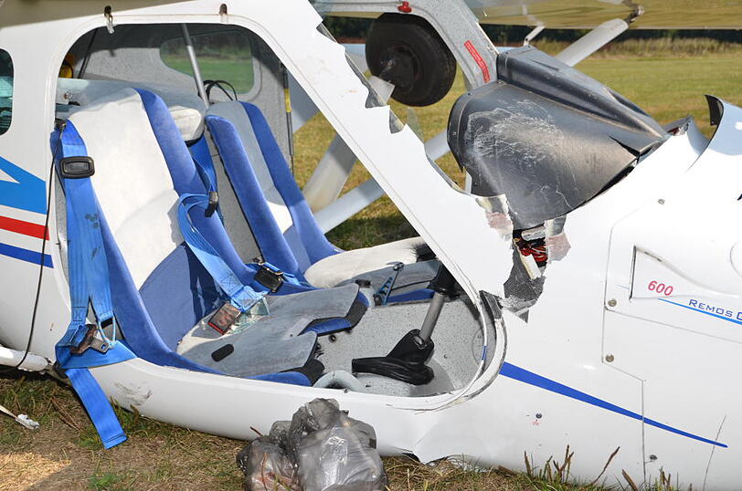 Die Bilder vom Absturzort: Ein Leichtflugzeug ist kurz nach dem Start wieder auf dem Boden aufgeschlagen.