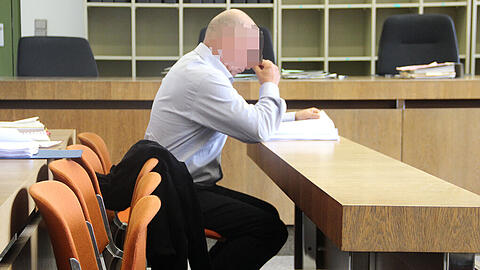 Auf der Anklagebank im Münchner Landgericht: Ex-Tabledance-Geschäftsführer Peter R.