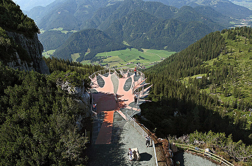 Einen Skywalk in Form einer Fächerkoralle kann man im Triassic Park Waidring in den Chiemgauer Alpen erleben.