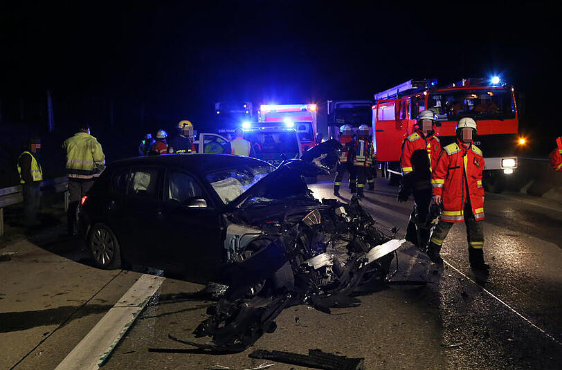 Bilder vom Verkehrsunfall auf der A94 Forstinning: Insgesamt fünf Autos und ein Lkw waren beteiligt.