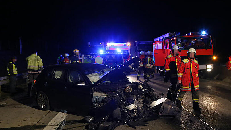 Bilder vom Verkehrsunfall auf der A94 Forstinning: Insgesamt fünf Autos und ein Lkw waren beteiligt. Bilder vom Verkehrsunfall auf der A94 Forstinning: Insgesamt fünf Autos und ein Lkw waren beteiligt.