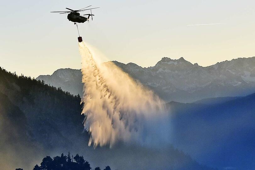 Löschwasser wird im nahen Kochelsee aufgenommen.