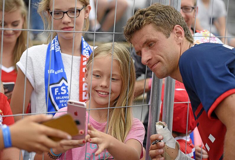 Schützenfest und Fanbetreuung: Die Bayern begeistern in Erlangen. Die Bilder vom Testspiel.