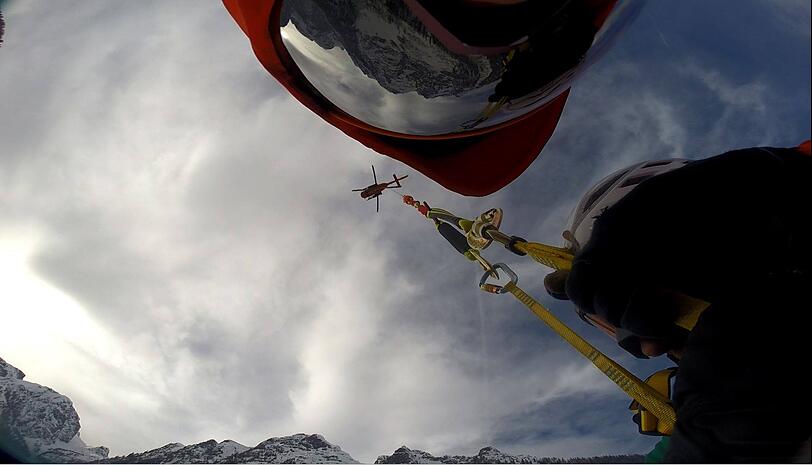 Bilder vom aktuellen Einsatz der Bergwacht Berchtesgaden. Die Leiche des Vaters wurde mithilfe eines Hubschraubers geborgen.