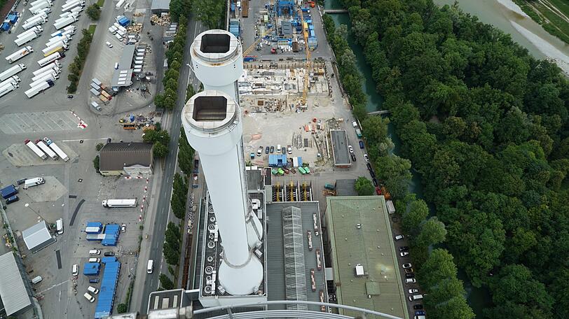 Diese beiden Türme sind noch intakt und dürfen stehen bleiben. Sie gehören zu den bestehenden Gas- und Dampfturbinenanlagen. Klicken Sie durch die Bilder vom zweithöchsten Turm Münchens!
