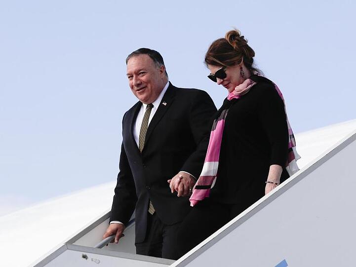 Der US-Außenminister Mike Pompeo und seine Frau Susan steigen am Prager Flughafen aus dem Flugzeug.