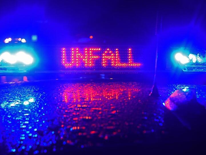 Blaulicht und der LED- Schriftzug "Unfall" auf dem Dach eines Polizeistreifenwagens. Foto: Stefan Puchner/dpa/Symbolbild