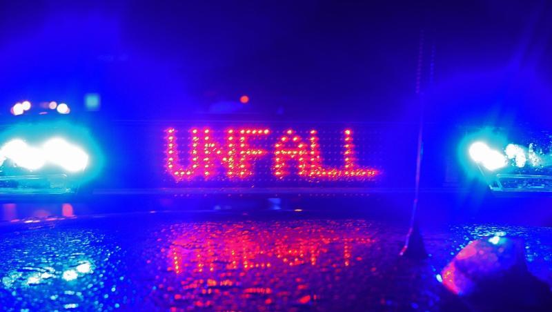 Blaulicht und der LED- Schriftzug "Unfall" auf dem Dach eines Polizeistreifenwagens. Foto: Stefan Puchner/dpa/Symbolbild