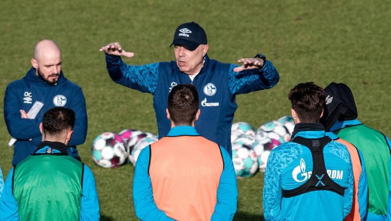 Christian Gross (M) bei seinem Amtsantritt als Schalke-Coach.