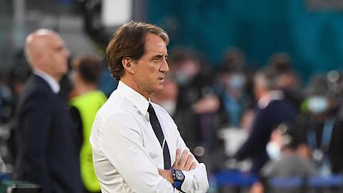 Italiens Nationalcoach Roberto Mancini beobachtet vor dem Spiel seines Teams gegen die Türkei die Eröffnungsfeier.