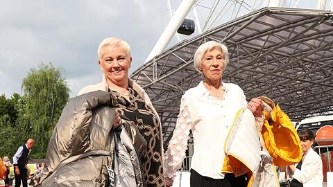 Vor dem Riesenrad im Werksviertel posieren die Seniorinnen mit der gespendeten Kleidung.